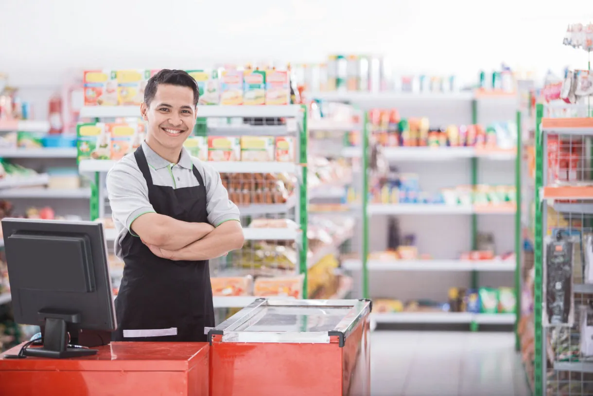 Comerciante en su negocio en Bogotá